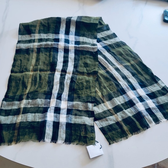 Brand new Burberry children military Green Scarf - Picture 2 of 4